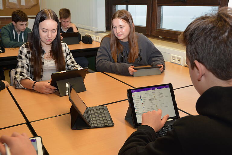 In der Wirtschaftsschule in Bad Neustadt gibt es eine Ipad-Klasse (Archivbild). Die Weiterentwicklung der technischen Ausstattung von Schulen ist ein Projekt der 'Digitalen Bildungsregion'. In der Wirtschaftsschule in Bad Neustadt gibt es eine Ipad-Klasse (Archivbild). Die Weiterentwicklung der technischen Ausstattung von Schulen ist ein Projekt der 'Digitalen Bildungsregion'.