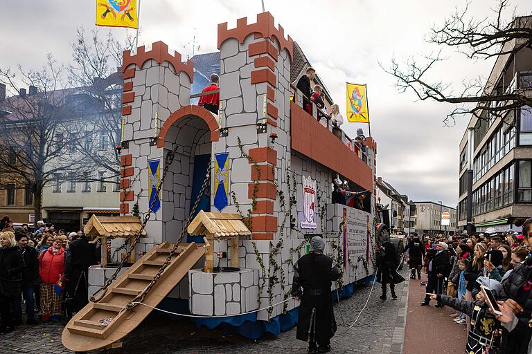 Die Burg der Katholischen Landjugendbewegung (KLJB) aus Unterspiesheim hat beim Faschingsumzug erneut den Preis für den besten Wagen abgeräumt. Um die 45 Wagen nahmen teil.