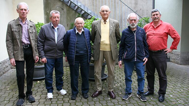 Ehrungen beim AKUV Aub. Auf dem Foto von links: stellvertretender Vorsitzender Robert Ödamer, Walter Pfannes (40 Jahre), Werner Mayer (70 Jahre), Kurt Kistner (60 Jahre), Bruno Metzger (25 Jahre) und Vorsitzender Alfred Gehring.