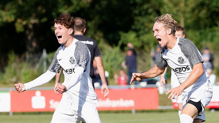 Bastian Graf und Torschütze Robin Wolz (rechts) jubeln über das 3:2 für den SV Veitshöchheim, doch letztlich musste ihr Team mit einem 3:3 im Aufsteigerduell gegen die TuS Frammersbach II zufrieden sein.