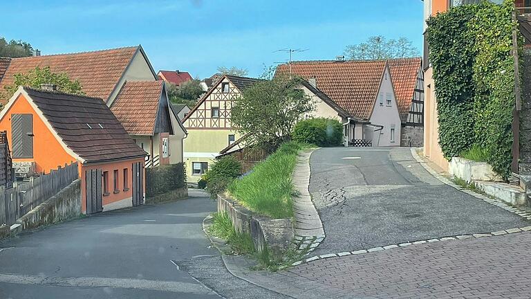 Hier an der Brunnenstraße (links) in Kirchlauter wird eine neue Stützmauer unumgänglich sein und in die Kosten gehen.