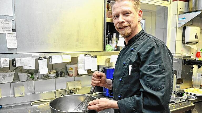 Plätzchen, Kuchen und Torten wie damals: Der Konditor Rainer Väth testet ein Rezept aus einem Backbuch von 1872. Plätzchen, Kuchen und Torten wie damals: Der Konditor Rainer Väth testet ein Rezept aus einem Backbuch von 1872.