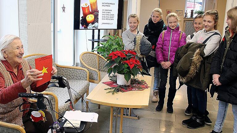 &bdquo;So etwas Schönes habe ich noch nie gekriegt&ldquo;, sagt Wilma Bauer und strahlt, als ihr die Schüler der Realschule Schonungen die Weihnachtspost überreichen.