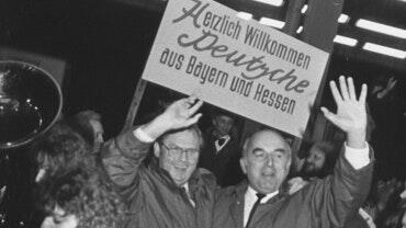 Wiedervereinigungsfeier anlässlich der visafreien Einreise für DDR-Bürger auf der Schanz/Grenzübergangsstelle Henneberg-Eußenhausen am 24. Dezember 1989: Fritz Steigerwald, Landrat des Landkreises Rhön-Grabfeld (rechts) und der Meininger Bürgermeister Kurt Wiebel liegen sich dabei in den Armen.