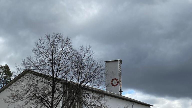 Graue Wolken über der katholischen Kirche St. Laurentius in Bad Bocklet. Dekan Stephan Hartmann hofft, dass die Gemeindemitglieder einen gemeinsamen Weg in die Zukunft finden. Graue Wolken über der katholischen Kirche St. Laurentius in Bad Bocklet. Dekan Stephan Hartmann hofft, dass die Gemeindemitglieder einen gemeinsamen Weg in die Zukunft finden.