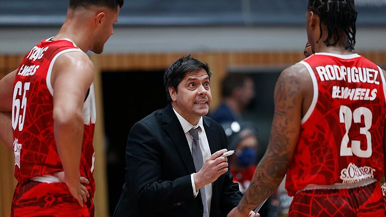 Trainer Sasa Filipovski (s.Oliver Wuerzburg) hofft auf einen Sieg seiner Baskets gegen die Merlins aus Crailsheim. Trainer Sasa Filipovski (s.Oliver Wuerzburg) hofft auf einen Sieg seiner Baskets gegen die Merlins aus Crailsheim.