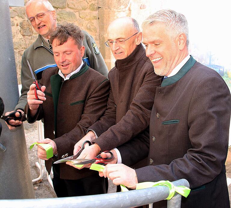 Freigabe der Aussichtplattform. Das Band durchschnitten (von rechts): MdL Steffen Vogel, Landrat Wilhelm Schneider, Forstbetriebsleiter Heiko Stölzner und Andreas Leyrer, Amt für Ernährung, Landwirtschaft und Forsten aus Schweinfurt