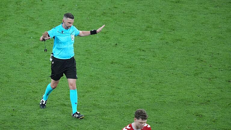 Michael Oliver       -  Schiedsrichter Michael Oliver hatte viel mit dem VAR zu tun.
