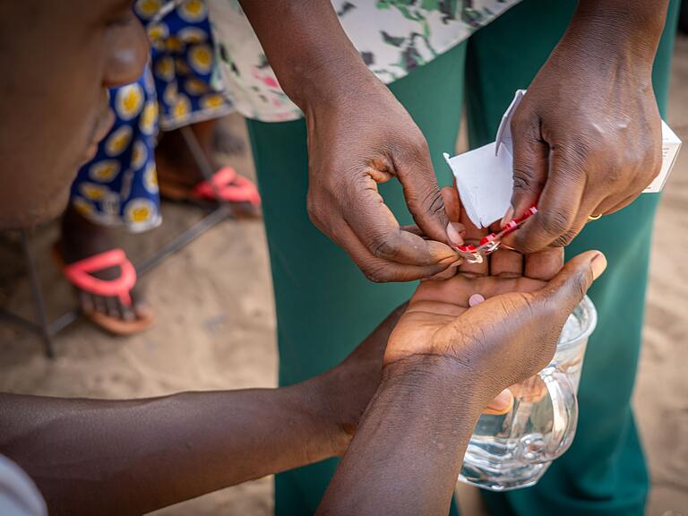Ausgabe des Lepra-Medikaments an Betroffene im Senegal: „Dass wir das geschafft haben, war das Allerwichtigste“, sagt Irene Kober über die Entwicklung der Medikation. Ausgabe des Lepra-Medikaments an Betroffene im Senegal: „Dass wir das geschafft haben, war das Allerwichtigste“, sagt Irene Kober über die Entwicklung der Medikation.