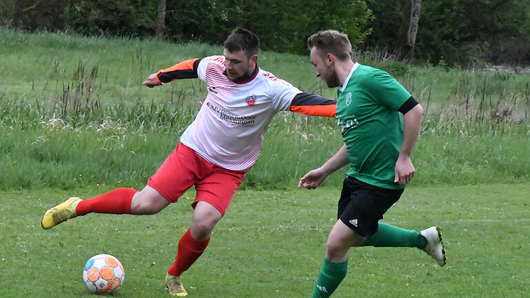 Kreisklasse: TSVgg Hausen - SV Machtilshausen       -  Treffen sich sehr wahrscheinlich in der neuen Saison in der A-Klasse wieder: Maximilian Kleiner von der TSVgg Hausen (links) und Julius Horn vom SV Machtilshausen.