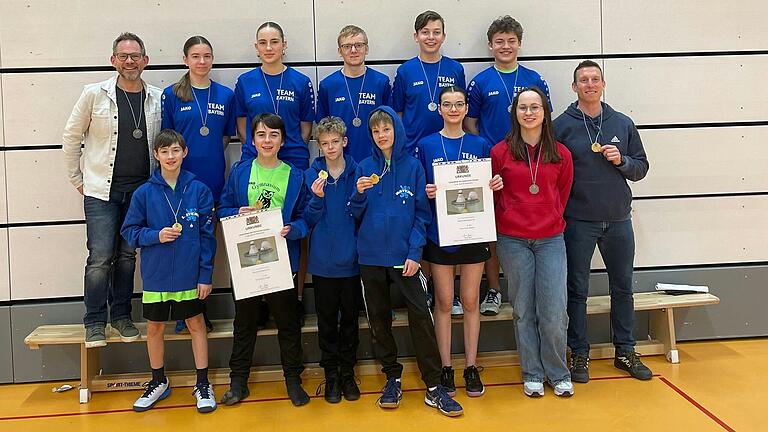 Die stolzen Medaillengewinner des Gymnasiums Bad Königshofen: Lehrer Frank Helmerich (hinten von links), Lisa Helmreich, Anne Jetschni, Simon Nätscher, Jonas Derleth, Jannis Gierer sowie Felix Helmreich (vorne von links),Ben Helmerich, Luca Weber, Felix Riedl, Dorothea Seelmann, Lisa-Marie Wehner (Betreuerin) und Sebastian Fries (Lehrer und Betreuer).