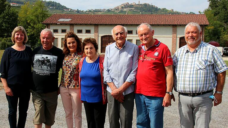 Die Reise war gut geplant und gut durchdacht. Aktiv verantwortlich dafür waren (von links) Susanne Bayer (Reiseleiterin Piemont), Hans Günter (Reiseleiter), Sylvia Borgogno, Frau Borgogno sen., Francesco Borgogno, Karl Kümmeth (Reiseleiter) und Busfahrer Georg Bauer im Hof der Winzerfamilie Borgogno mit Blick auf Barolo.