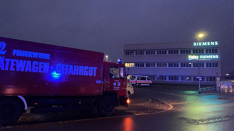 Der Gerätewagen Gefahrgut des Landkreises war im Einsatz bei einem nach ersten Einschätzungen wohl glimpflichen Chemie-Unfall im Siemenswerk am Bahnhof.