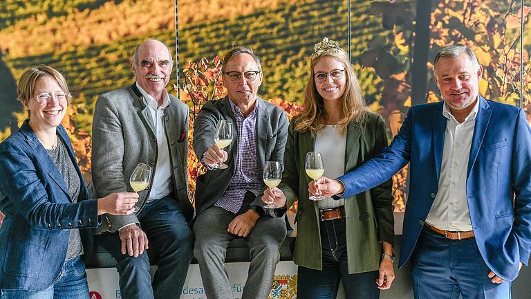 Stoßen in der Veitshöchheimer Landesanstalt für Wein- und Gartenbau mit 2022er Jungweinen auf die beendete Weinlese an: Beate Leopold (von links), Artur Steinmann, Hermann Mengler, Frankens Weinkönigin Eva Brockmann und Matthias Mend. Stoßen in der Veitshöchheimer Landesanstalt für Wein- und Gartenbau mit 2022er Jungweinen auf die beendete Weinlese an: Beate Leopold (von links), Artur Steinmann, Hermann Mengler, Frankens Weinkönigin Eva Brockmann und Matthias Mend.