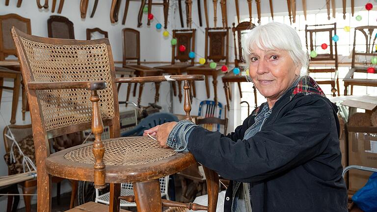 Die Frankfurterin Brigitte Meffert verbringt mehrere Tage im Monat in der Rhön. Dort repariert sie Stühle und erneuert Stuhlgeflechte, vermietet eine Ferienwohnung und genießt die Natur und die Ruhe.