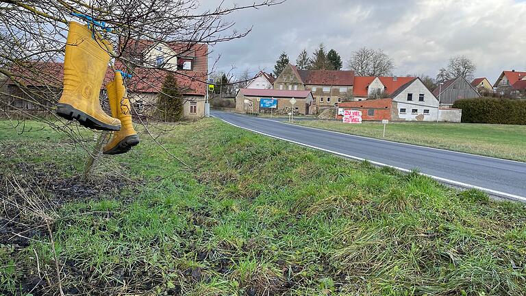 Auch an Hecken hängen die Gummistiefel im Landkreis.&nbsp;