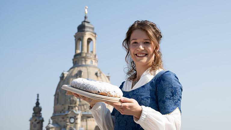 Vorstellung des 30. Dresdner Stollenmädchens       -  Das 30. Dresdner Stollenmädchen Lorna Prenzel mit einem der berühmten Striezel vor der Frauenkirche.