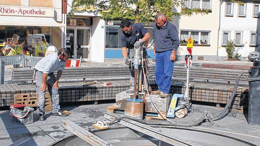 Be- und Entlüftungssystem: Sechs Bohrlöcher haben Mitarbeiter der Würzburger Pflasterbau aus dem Granitpflaster des Marktplatzes ausgestanzt.