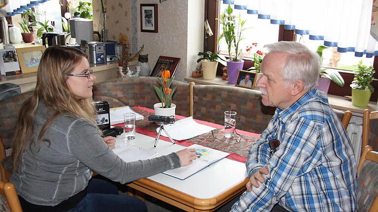 Dialektforschung und Dokumentation für den sprechenden Sprachatlas: In dieser Angelegenheit stand Arnold Nöth Verena Diehm vom Unterfränkischen Dialektinstitut in Würzburg Rede und Antwort. Foto: Nöth       -  Dialektforschung und Dokumentation für den sprechenden Sprachatlas: In dieser Angelegenheit stand Arnold Nöth Verena Diehm vom Unterfränkischen Dialektinstitut in Würzburg Rede und Antwort. Foto: Nöth