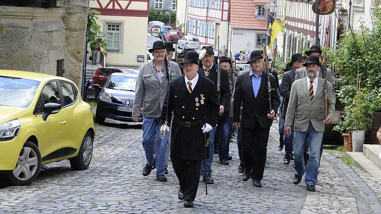 Durch die Altstadt marschierte die Bürgerwehr (hier die erste Kompanie unter Führung von Oberleutnant Michael Burkard) zum Marktplatz.