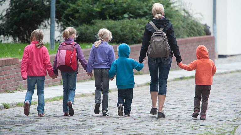 Wer soll die Kinder für ein neues Modellprojekt der Stadt Würzburg betreuen? Die Suche läuft noch. Wer soll die Kinder für ein neues Modellprojekt der Stadt Würzburg betreuen? Die Suche läuft noch. 