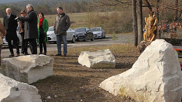 Mitglieder des Naturparks mit Landrat Wilhelm Schneider und Erster Bürgermeister Jürgen Hennemann (von links) auf dem FFH-Gebiet des Truppenübungsplatzes.