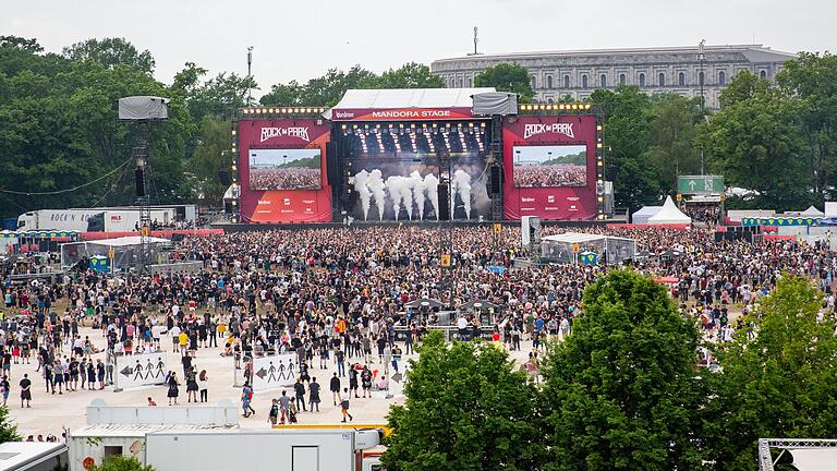 Rock im Park findet auf dem Nürnberger Zeppelinfeld statt, Teil des ehemaligen 'Reichsparteitagsgeländes', auf dem von 1933 bis 1938 die monumentalen Aufmärsche der NSDAP stattfanden.