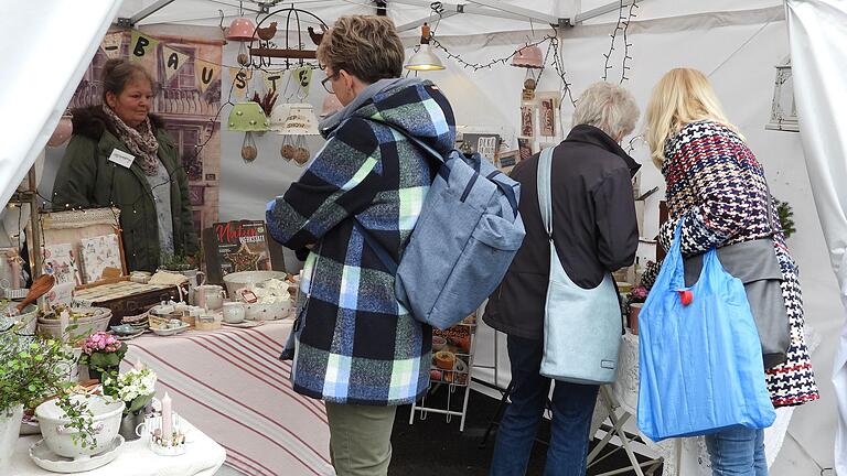 Viele Besucher nutzten den Novembermarkt, um Weihnachtsgeschenke einzukaufen. Viele Besucher nutzten den Novembermarkt, um Weihnachtsgeschenke einzukaufen.