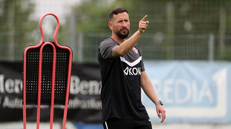 Klare Anweisungen: Trainer Markus Zschiesche auf dem Trainingsplatz. Klare Anweisungen: Trainer Markus Zschiesche auf dem Trainingsplatz.