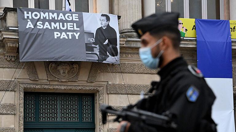 Prozess um Mord an Lehrer Samuel Paty beginnt in Frankreich - Nach dem Mord an Samuel Paty beklagten Lehrerinnen und Lehrer in Frankreich sich über unzureichenden Schutz gegen Bedrohungen (Archivbild). Prozess um Mord an Lehrer Samuel Paty beginnt in Frankreich - Nach dem Mord an Samuel Paty beklagten Lehrerinnen und Lehrer in Frankreich sich über unzureichenden Schutz gegen Bedrohungen (Archivbild).