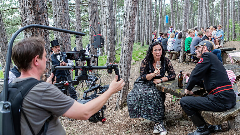 Die als 'Putzfraa' bekannte Kabarettistin Ines Procter aus dem Landkreis Würzburg drehte am Samstag, 12. Juni, an der Wartturmruine im Leinacher Wald für das als Rap umgedichtete Frankenlied ein Video. Mit dabei waren auch die Altneihauser Feierwehr aus der Oberpfalz sowie die Erlabrunner Schoppensänger