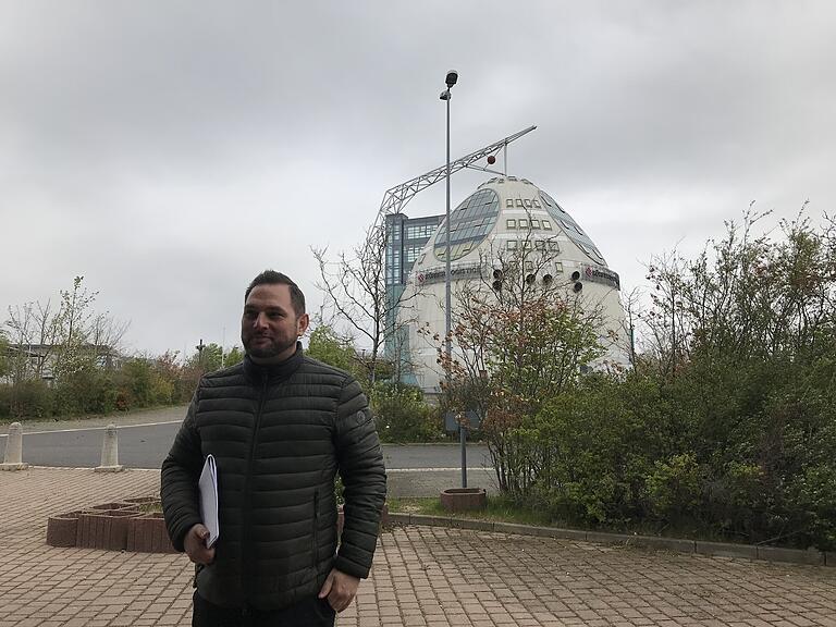 Dettelbachs Bürgermeister Matthias Bielek vor dem ehemaligen Imax-Kino im Mainfrankenpark, in dem heute in den oberen Etagen ein Logistik-Unternehmen seinen Sitz hat. Dettelbachs Bürgermeister Matthias Bielek vor dem ehemaligen Imax-Kino im Mainfrankenpark, in dem heute in den oberen Etagen ein Logistik-Unternehmen seinen Sitz hat.