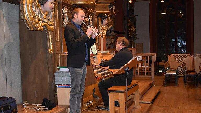 In einem 'Feuerwerk der Töne' ließen Diözesanmusikdirektor Gregor Frede an der Orgel und Johannes Mauer an der Trompete die mächtigen wie strahlenden Töne der beiden Instrumente in der Stadtkirche St. Andreas in Karlstadt erklingen.