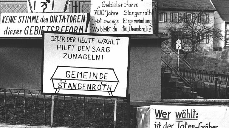 Viele Hauswände in Stangenroth waren mit Plakaten gegen die Gebietsreform beklebt.       -  Viele Hauswände in Stangenroth waren mit Plakaten gegen die Gebietsreform beklebt.