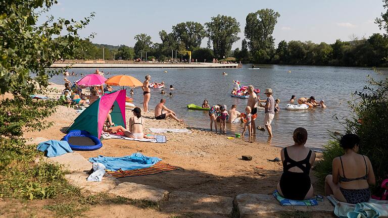 Baden im Main ist im Moment wohl keine gute Idee. Die Keimbelastung des Wasser steigt wegen der anhaltenden Trockenheit. Das Archivbild zeigt die Badebucht in Eibelstadt bei Würzburg.