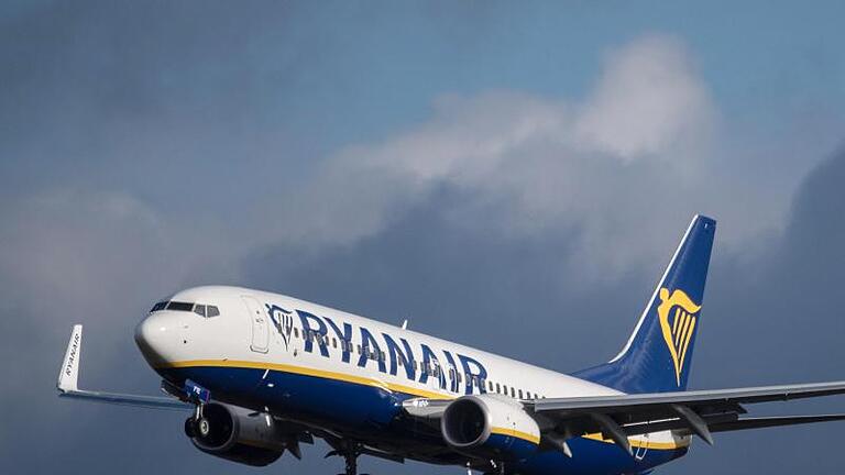 Die Fluggesellschaft Ryanair streicht in den kommenden Wochen eine Vielzahl an Flügen. Betroffenen Kunden steht eine Entschädigung zu. Foto: Boris Roessler/dpa       -  Ryanair hat es beim JACDEC-Ranking in die Top 15 der sichersten Airlines geschafft.