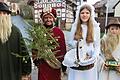 Christkindlesgehen im Jahr 2022 auf dem Dorfplatz Breitensee (von links): Leonie Gill (Hirte), Leni Bötsch (Mohr), Franziska Schneider (Christkind) und Konstantin Gütlein als Anführer. 
Foto: Josef Kleinhenz