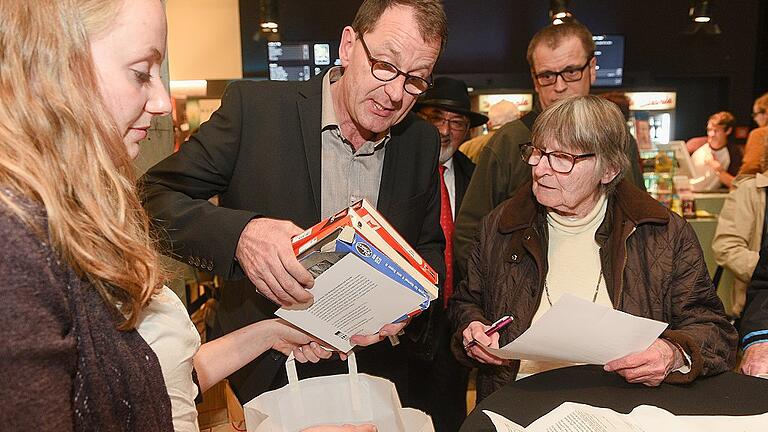 Bernd Nebeling gab nach der Premiere das eingereichte Filmmaterial an die Besitzer zurück. Foto Thomas Obermeier