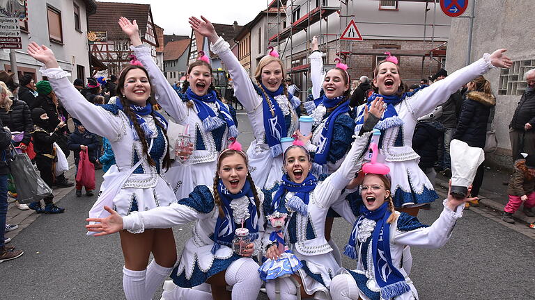 Ein bunter Faschingszug schlängelte sich am Sonntagnachmittag windgebeutelt aber gut gelaunt durch Erlenbach.