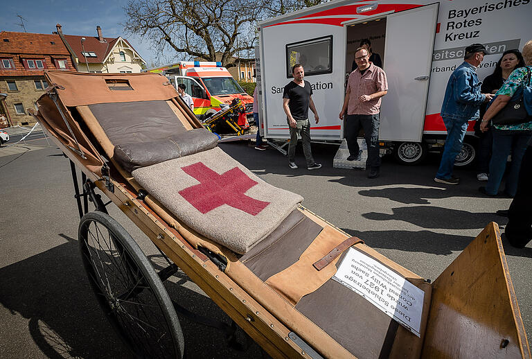 Die Schiebetrage stammt aus den Anfängen des Roten Kreuzes. Das Foto entstand 2018 beim Tag der Offenen Tür auf dem BRK-Gelände in der Niederwerrner Straße.&nbsp;