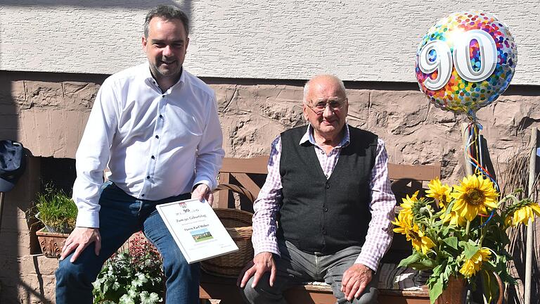 Ältester Bürger von Leubach: Karl Weber feierte seinen 90. Geburtstag. Zu den Gratulanten zählte auch Fladungens Bürgermeister Michael Schnupp.