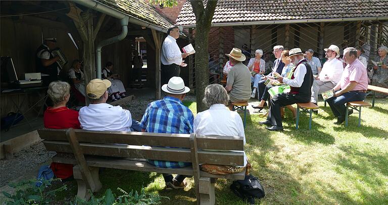 Singen im schattigen Kräutergarten mit Dietmar Kleng