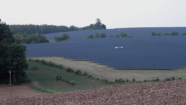 Eine große Solaranlage mit über 40 Hektar gibt es bereits in Hebendorf. Nun stehen noch drei Planungen an, die von einem Bürgerbegehren zur Begrenzung der Flächen abhängen. Eine große Solaranlage mit über 40 Hektar gibt es bereits in Hebendorf. Nun stehen noch drei Planungen an, die von einem Bürgerbegehren zur Begrenzung der Flächen abhängen.
