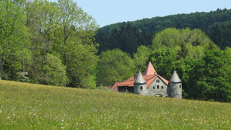 Rund um das Jagdschloss Holzberghof gibt es schöne Wander-Routen. Familien werden im dazugehörigen Restaurant gerne bedient. Rund um das Jagdschloss Holzberghof gibt es schöne Wander-Routen. Familien werden im dazugehörigen Restaurant gerne bedient.