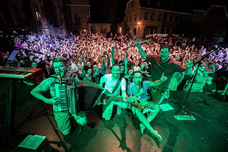 Rockige Töne am Samstagabend: Die Partyband Blaue Zipfel heizte den jubelnden Weinfestpublikum zu später Stunde kräftig ein.