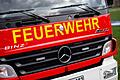 Feuerwehr       -  Feuerwehreinsatz in Oberfranken: In einer Scheune bricht ein Feuer aus und greift auf umstehende Gebäude und Fahrzeuge über. (Symbolbild)