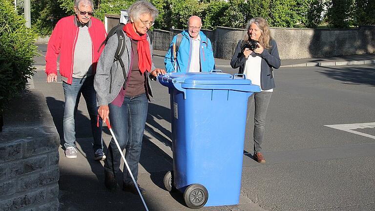 Protesttag zur Gleichstellung von Menschen mit Behinderung: Montags ist der Weg zur Arbeit für Barbara Mergenthaler besonders schwierig. Blaue Tonnen blockieren den Weg. Davon wollte sich (von links) Hans-Peter Martin, Günther Thein und Christina Feiler ein Bild machen.