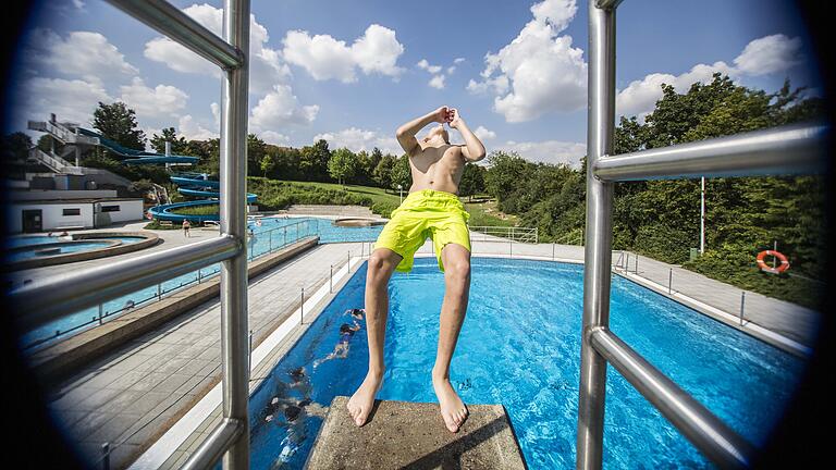 Der Sprung ins kühle Nass im Freibad Haßfurt. Der Sprung ins kühle Nass im Freibad Haßfurt.