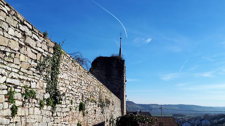 Eine starke Ringmauer befestigt die innere Burganlage der Ruine in Laudenbach.