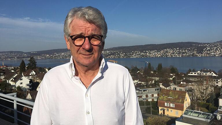 Marcel Reif auf der Terrasse seines Hauses oberhalb des Zürichsees im Jahre 2019.